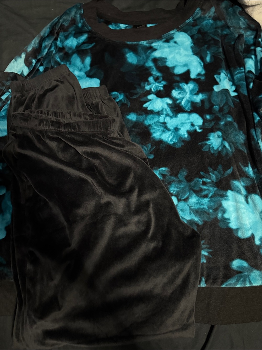 EUC Vera Bradley Teal Floral Velvet pajamas or Lounge Set with Black Pants
